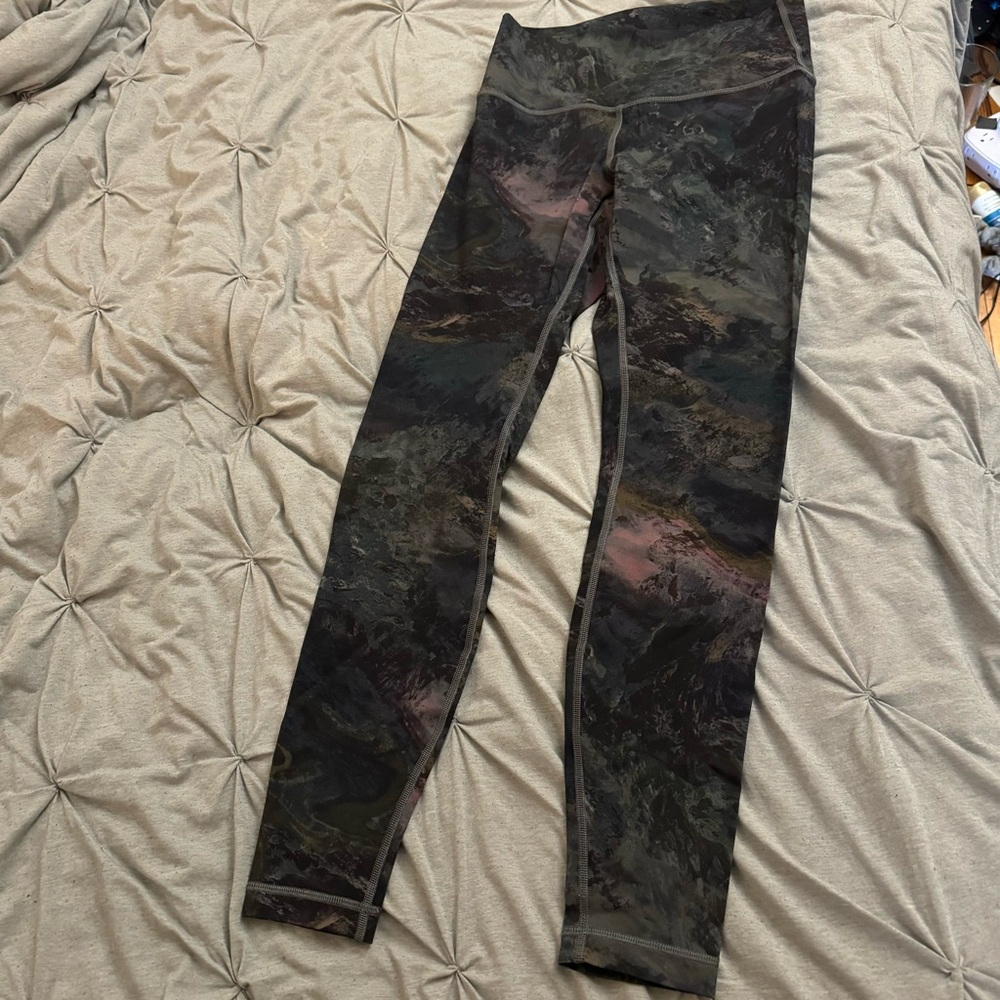 Like New!  EUC Lululemon Wunder Under Radiant Multi Leggings, Size 6 - Picture 6 of 7